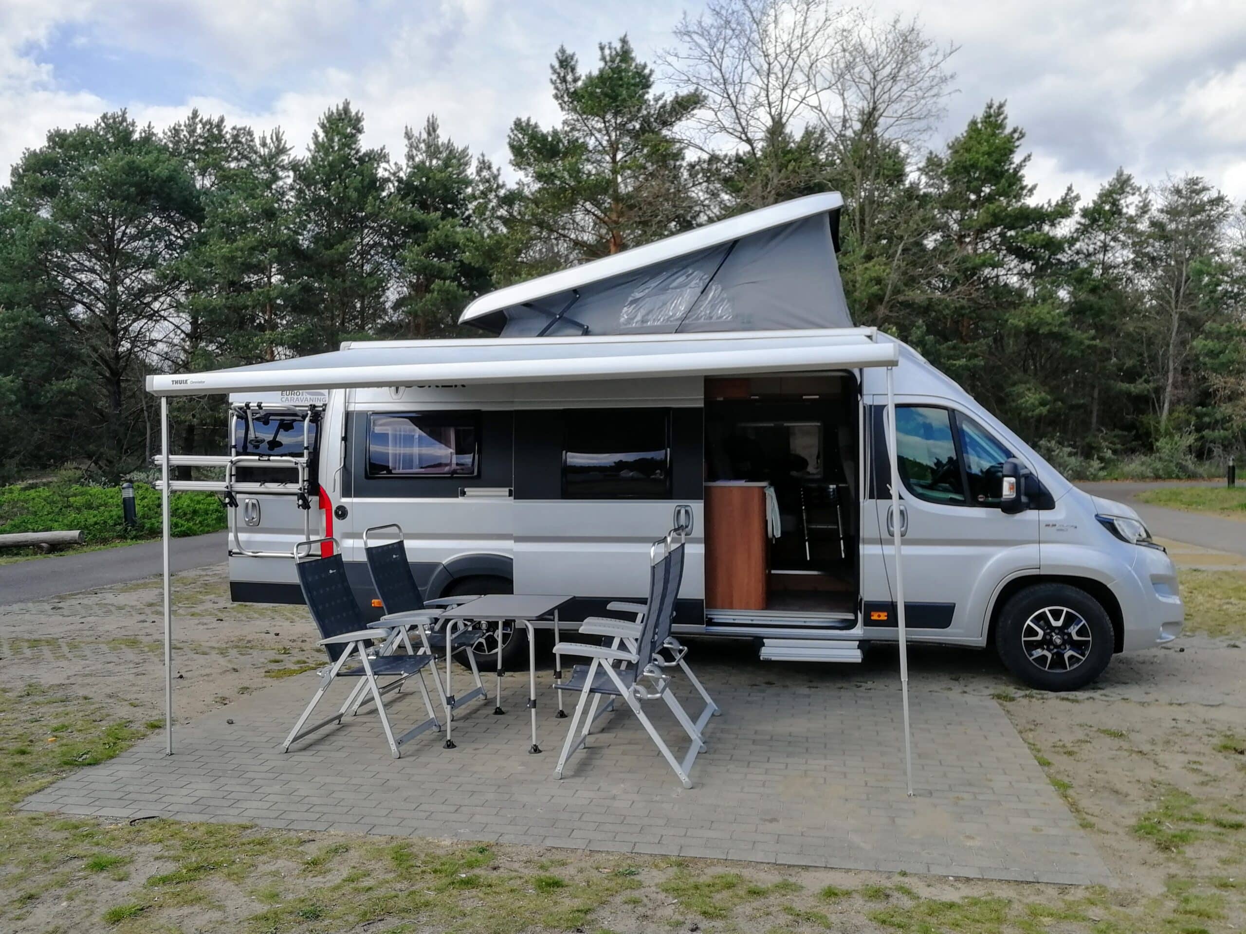 Stanová střecha na vestavbu – jak se s ní žije a co obnáší a kolik stojí její montáž? Stanová střecha